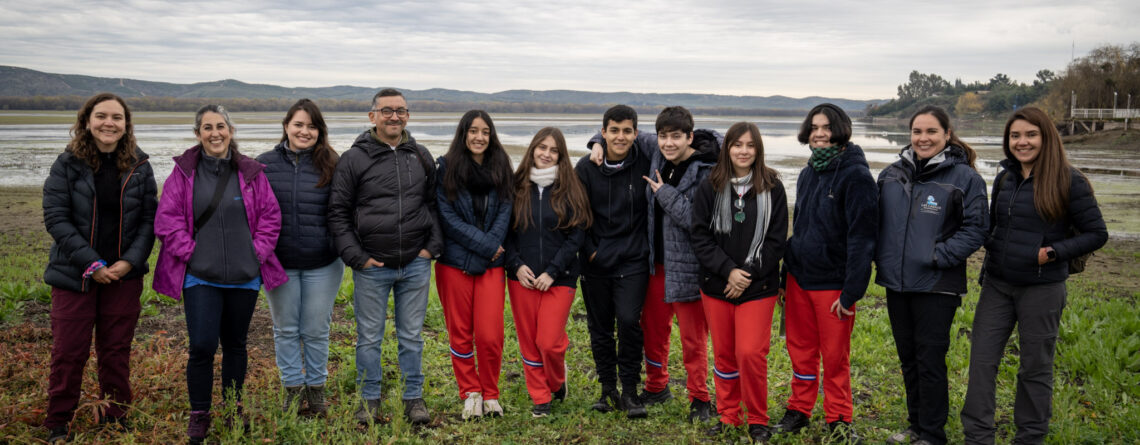 Jóvenes de Las Cabras descubren la biodiversidad de su humedal con el apoyo de la UOH